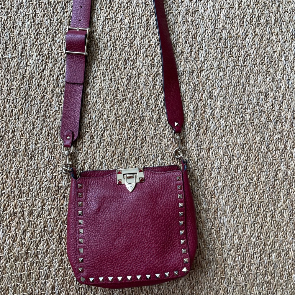 VALENTINO. Valentino Garavani Rockstud Small leather shoulder bag. Rosso.